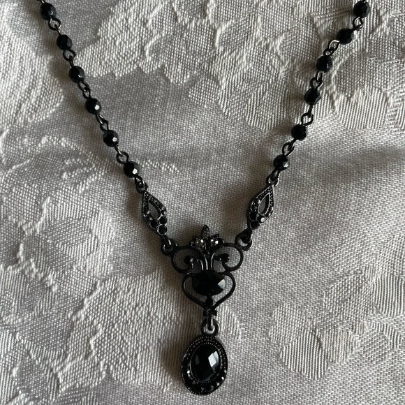 Black necklace - Picture 2 of 2